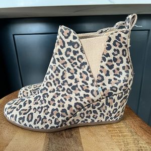 TOMS Kelsey leopard print bootie - size 8